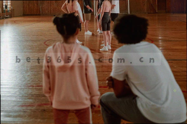 电话耳机与数据线条的抽象图，营造客服支持氛围