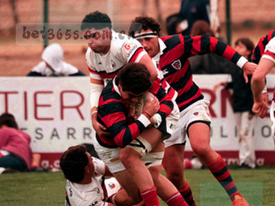 绿茵场边线与球员跑动剪影